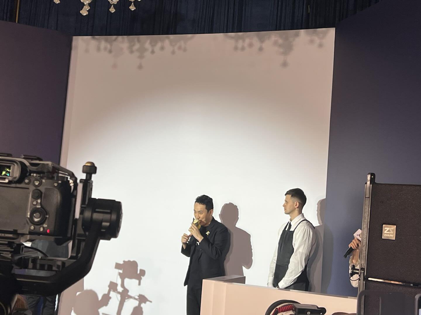 孙宇晨已于香港活动现场吃掉价值620万美元的香蕉艺术品-第1张图片-欧意下载