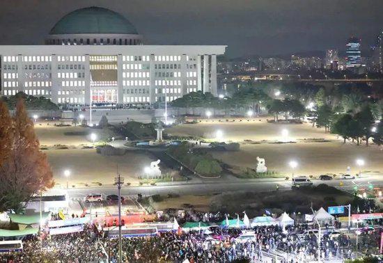 全国戒严、军队出动、议会倒戈、民众上街......韩国一夜变天的10个关键问题-第2张图片-欧意下载
